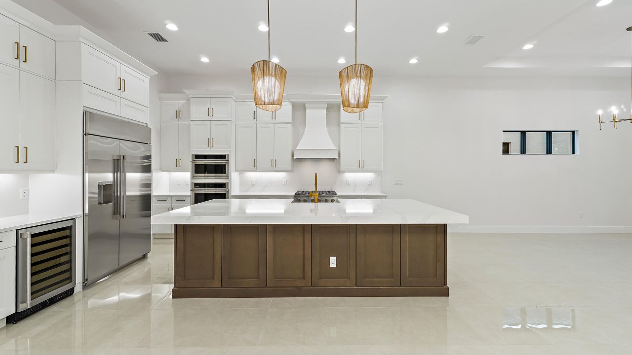 Под контрактом: $1,869,990 (3 спален, 3 ванн, 2984 Квадратных фут)