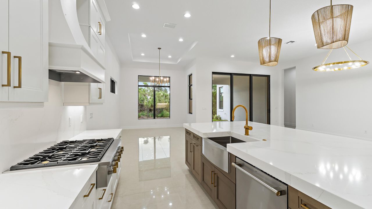 Под контрактом: $1,869,990 (3 спален, 3 ванн, 2984 Квадратных фут)