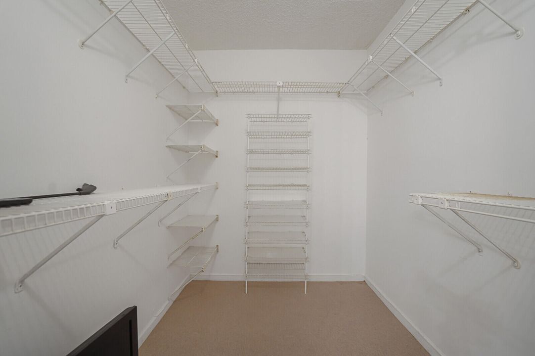 待售: $87,900 (1 贝兹, 2 浴室, 912 平方英尺)