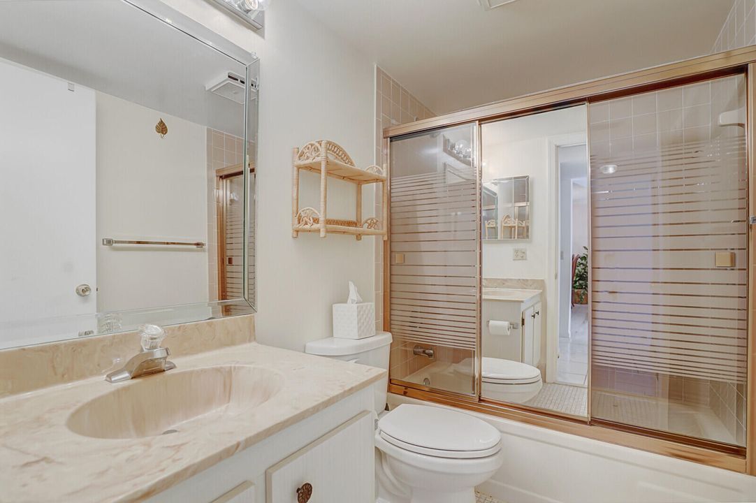 待售: $87,900 (1 贝兹, 2 浴室, 912 平方英尺)