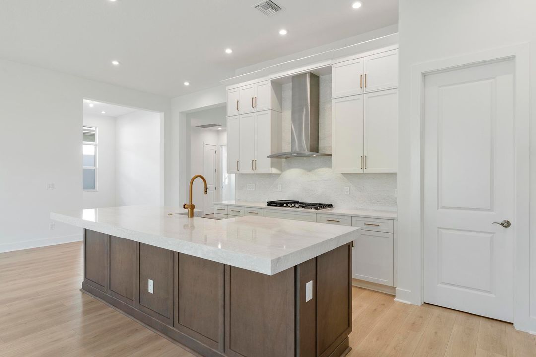 Activo con contrato: $849,000 (4 camas, 4 baños, 2563 Pies cuadrados)