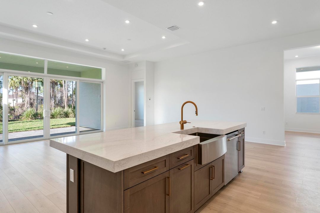 Activo con contrato: $849,000 (4 camas, 4 baños, 2563 Pies cuadrados)