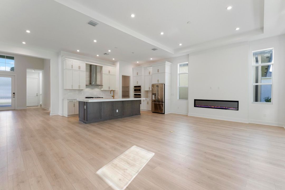 Activo con contrato: $849,000 (4 camas, 4 baños, 2563 Pies cuadrados)