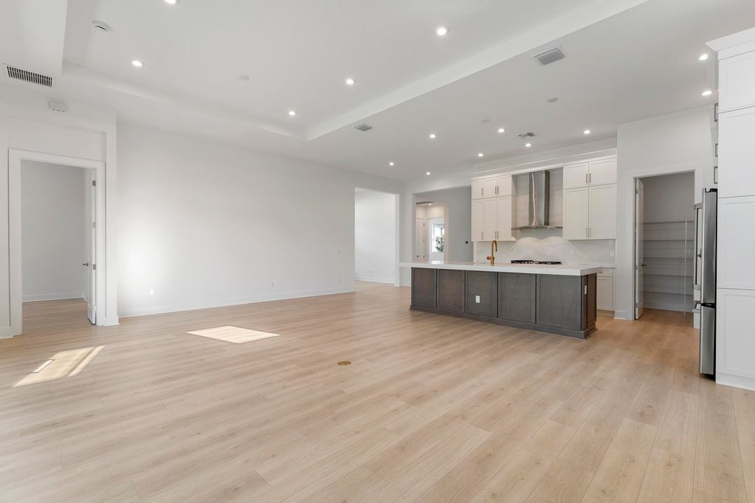 Activo con contrato: $849,000 (4 camas, 4 baños, 2563 Pies cuadrados)