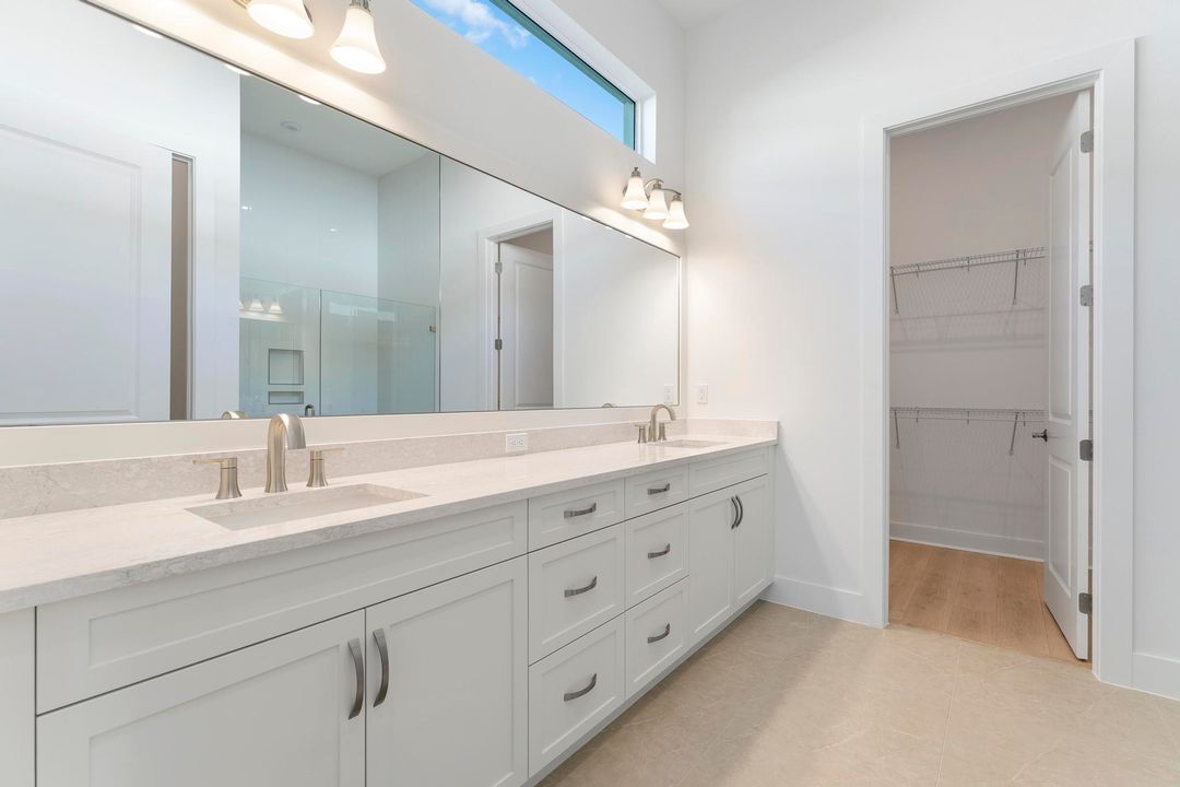 Activo con contrato: $849,000 (4 camas, 4 baños, 2563 Pies cuadrados)