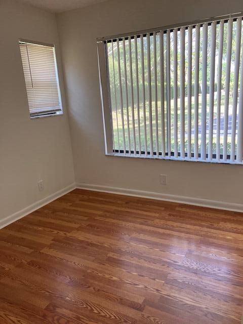 合同活跃: $1,995 (2 贝兹, 2 浴室, 950 平方英尺)