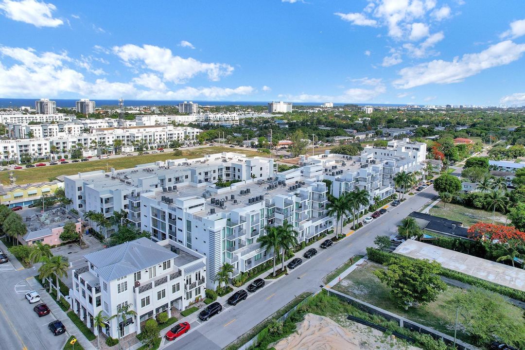 For Sale: $750,000 (1 beds, 1 baths, 794 Square Feet)