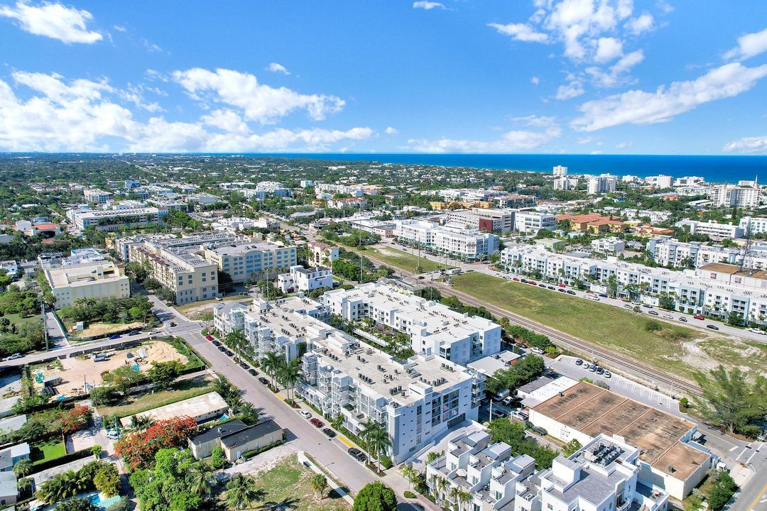 For Sale: $750,000 (1 beds, 1 baths, 794 Square Feet)