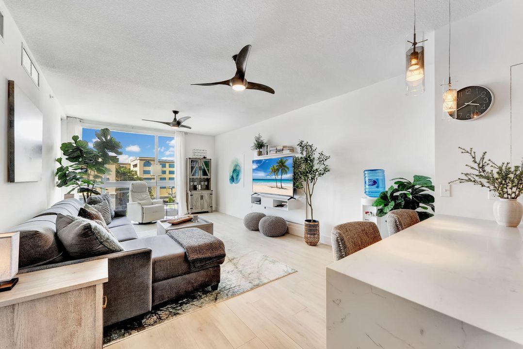 For Sale: $750,000 (1 beds, 1 baths, 794 Square Feet)