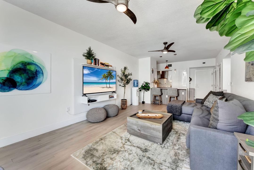 For Sale: $750,000 (1 beds, 1 baths, 794 Square Feet)