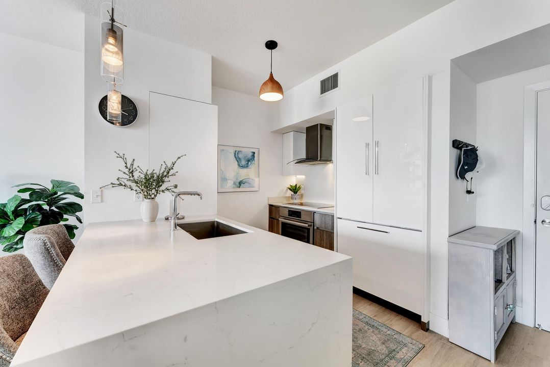 For Sale: $750,000 (1 beds, 1 baths, 794 Square Feet)