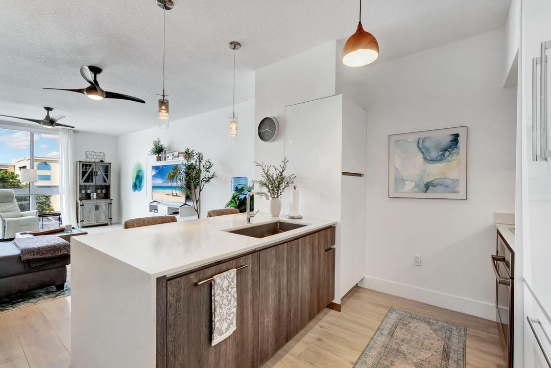 For Sale: $750,000 (1 beds, 1 baths, 794 Square Feet)