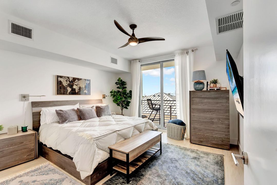 For Sale: $750,000 (1 beds, 1 baths, 794 Square Feet)