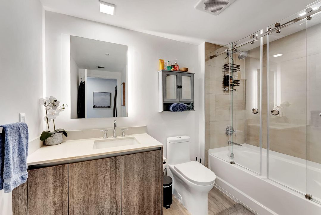 For Sale: $750,000 (1 beds, 1 baths, 794 Square Feet)