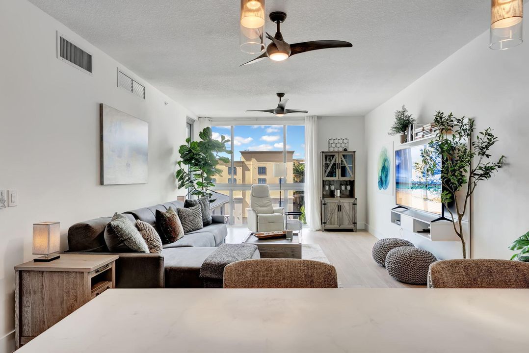 For Sale: $750,000 (1 beds, 1 baths, 794 Square Feet)