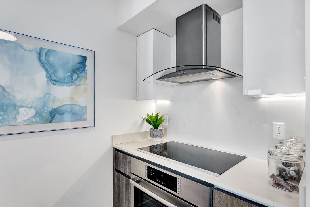 For Sale: $750,000 (1 beds, 1 baths, 794 Square Feet)