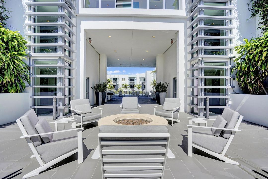 For Sale: $750,000 (1 beds, 1 baths, 794 Square Feet)