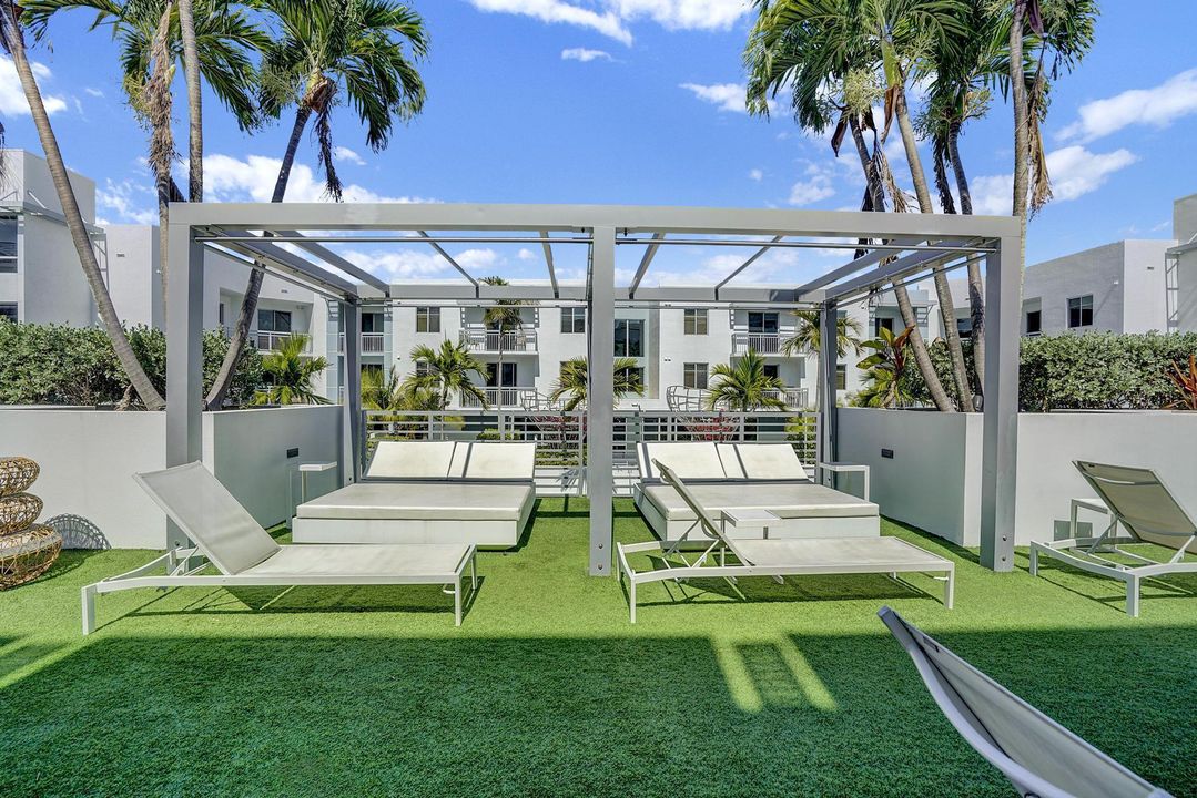 For Sale: $750,000 (1 beds, 1 baths, 794 Square Feet)