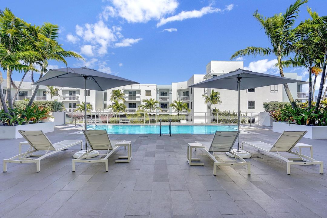 For Sale: $750,000 (1 beds, 1 baths, 794 Square Feet)