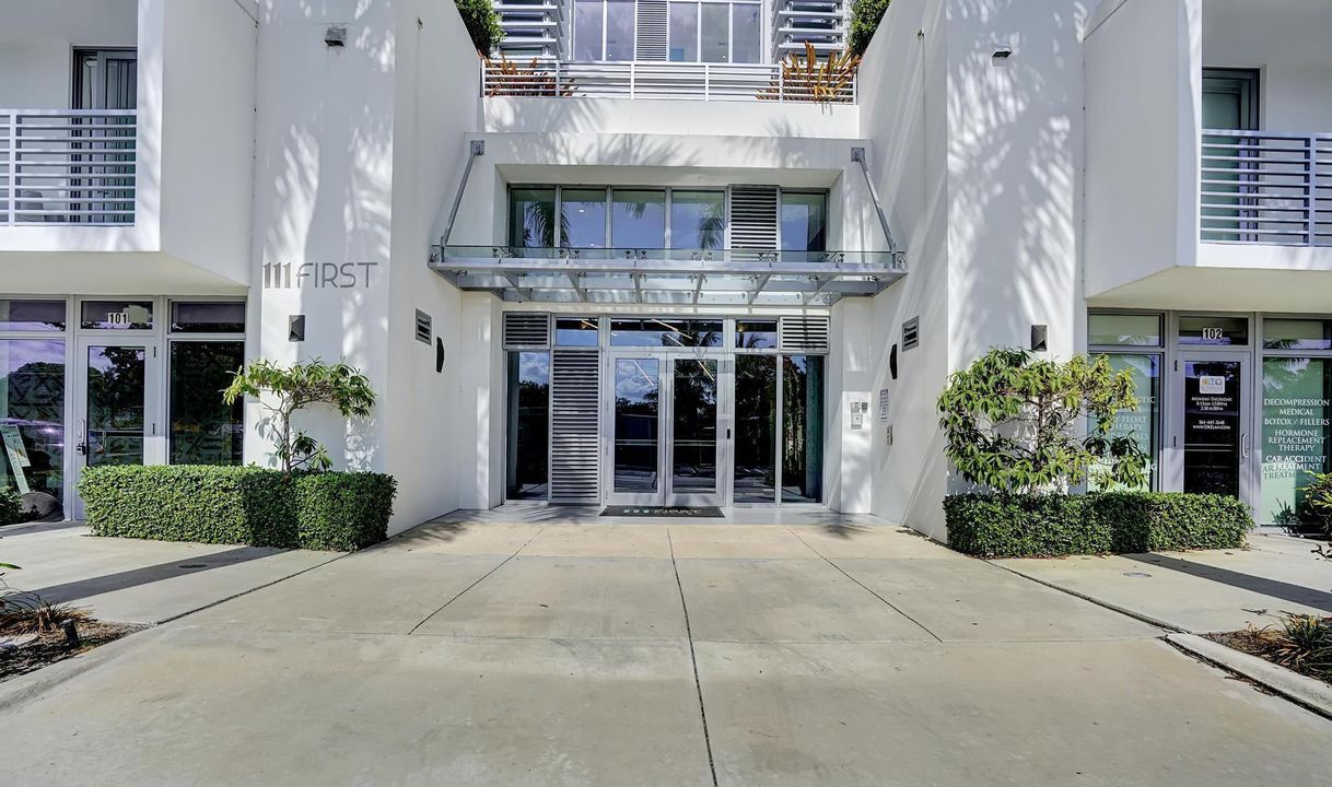 For Sale: $750,000 (1 beds, 1 baths, 794 Square Feet)