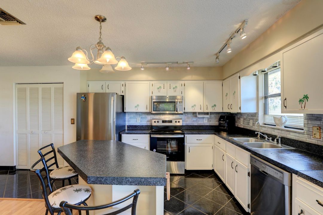 На продажу: $329,000 (2 спален, 2 ванн, 1181 Квадратных фут)