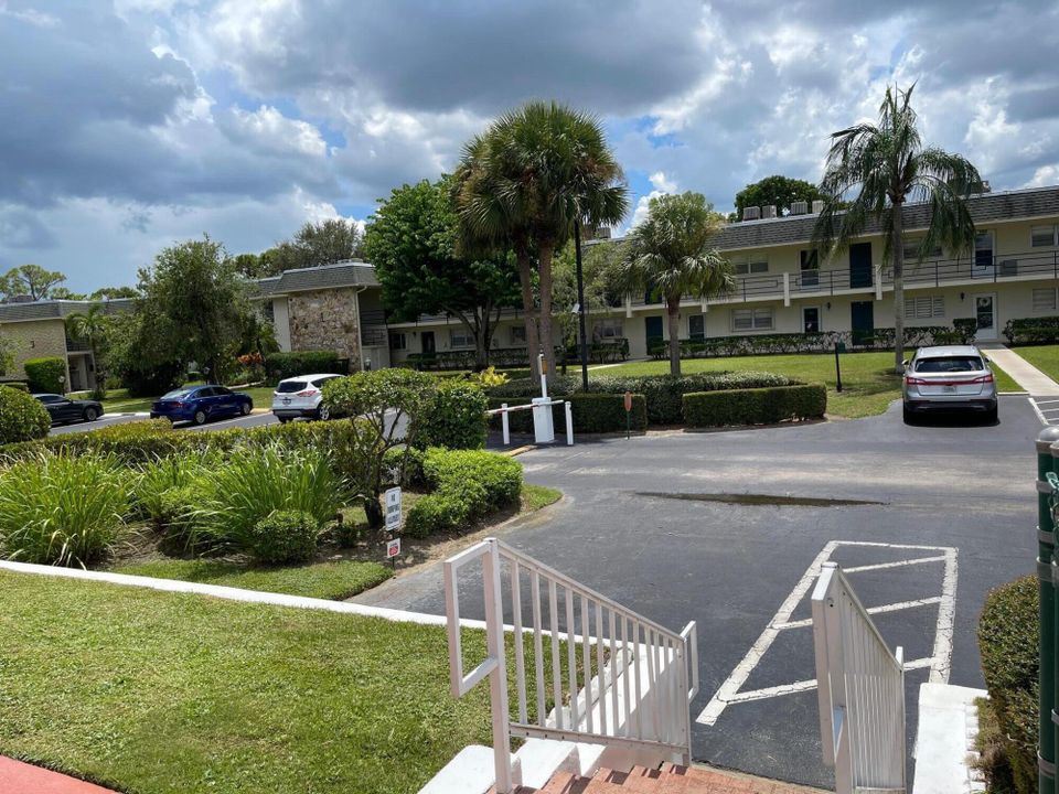 Active With Contract: $139,900 (2 beds, 2 baths, 1032 Square Feet)