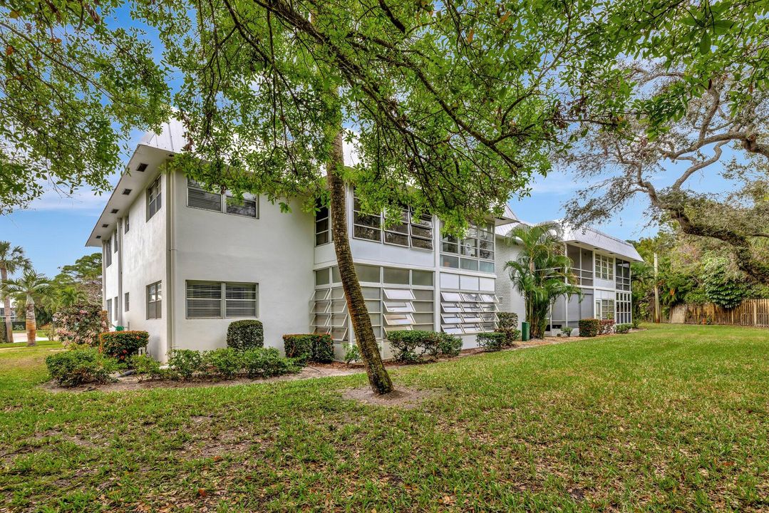 For Sale: $125,000 (2 beds, 2 baths, 992 Square Feet)