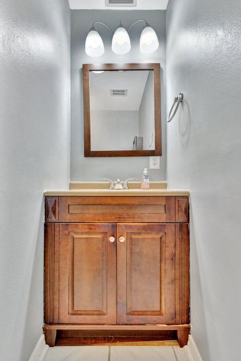 For Sale: $125,000 (2 beds, 2 baths, 992 Square Feet)