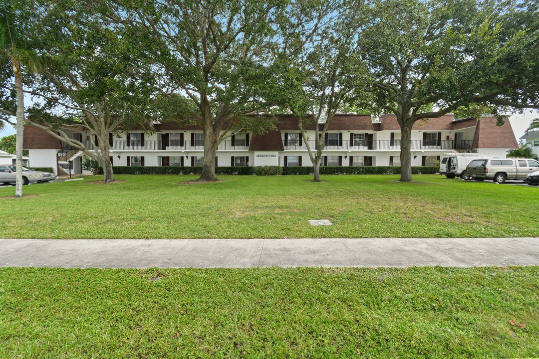 For Sale: $215,000 (2 beds, 2 baths, 915 Square Feet)