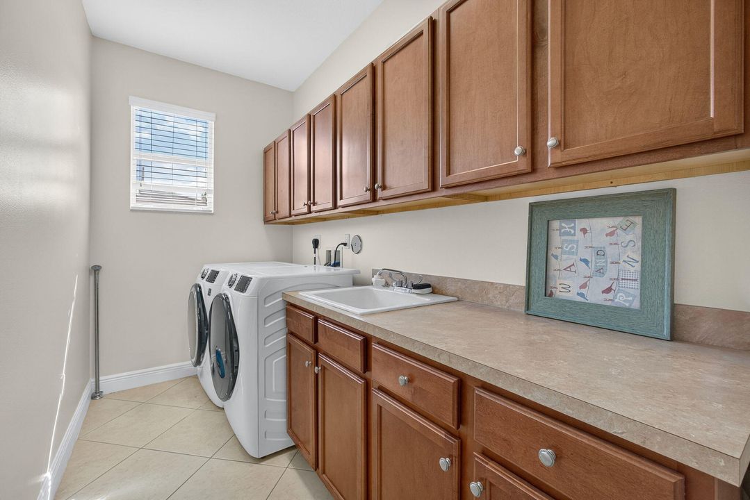 For Sale: $1,675,000 (5 beds, 5 baths, 5695 Square Feet)