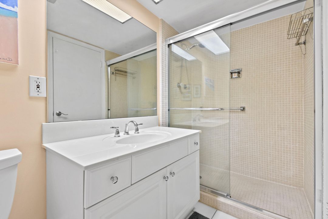 For Sale: $215,000 (2 beds, 2 baths, 915 Square Feet)