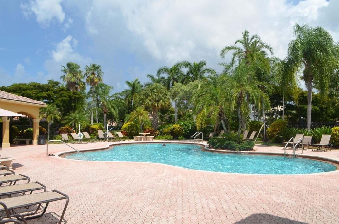 合同活跃: $675,000 (3 贝兹, 2 浴室, 1795 平方英尺)