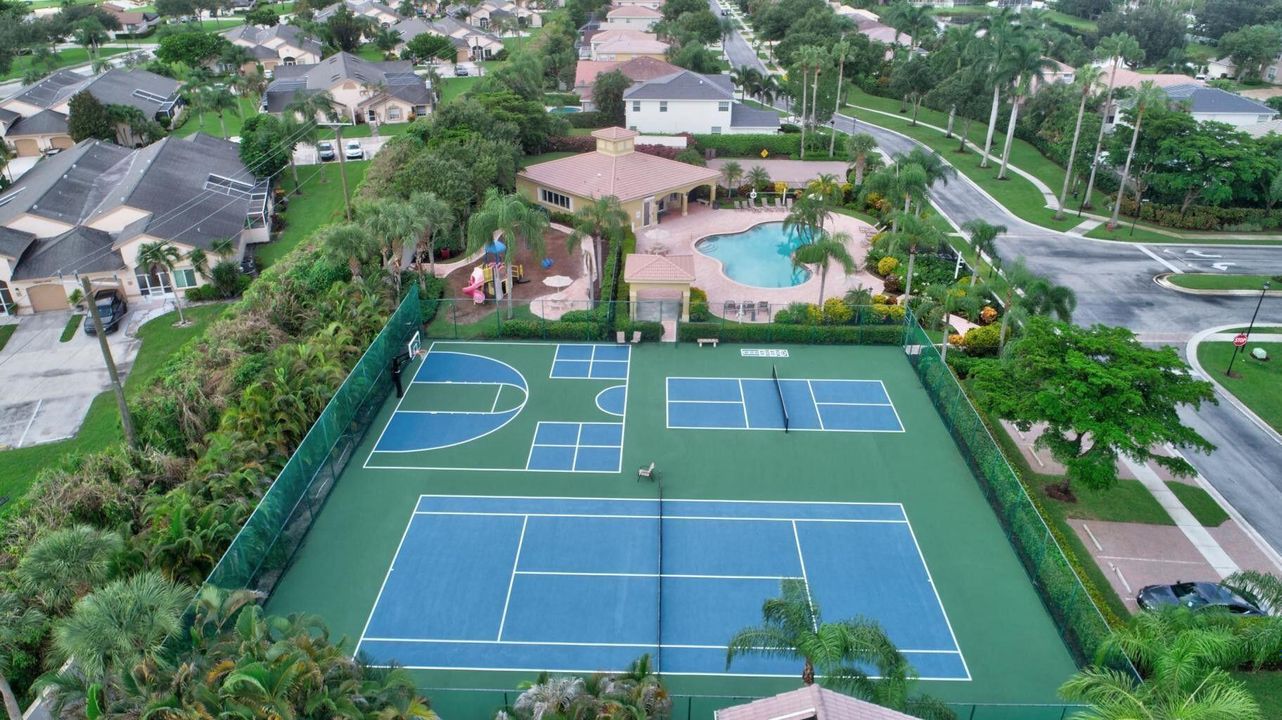 合同活跃: $675,000 (3 贝兹, 2 浴室, 1795 平方英尺)