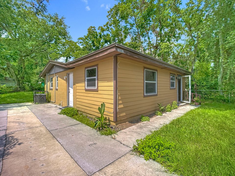 待售: $120,000 (3 贝兹, 1 浴室, 924 平方英尺)