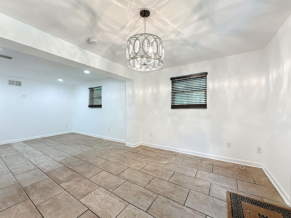 待售: $120,000 (3 贝兹, 1 浴室, 924 平方英尺)