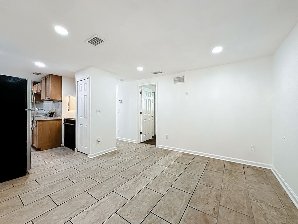 待售: $120,000 (3 贝兹, 1 浴室, 924 平方英尺)