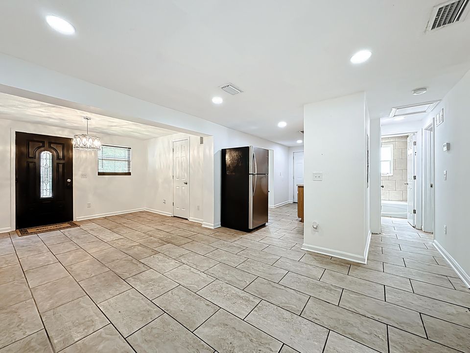 待售: $120,000 (3 贝兹, 1 浴室, 924 平方英尺)