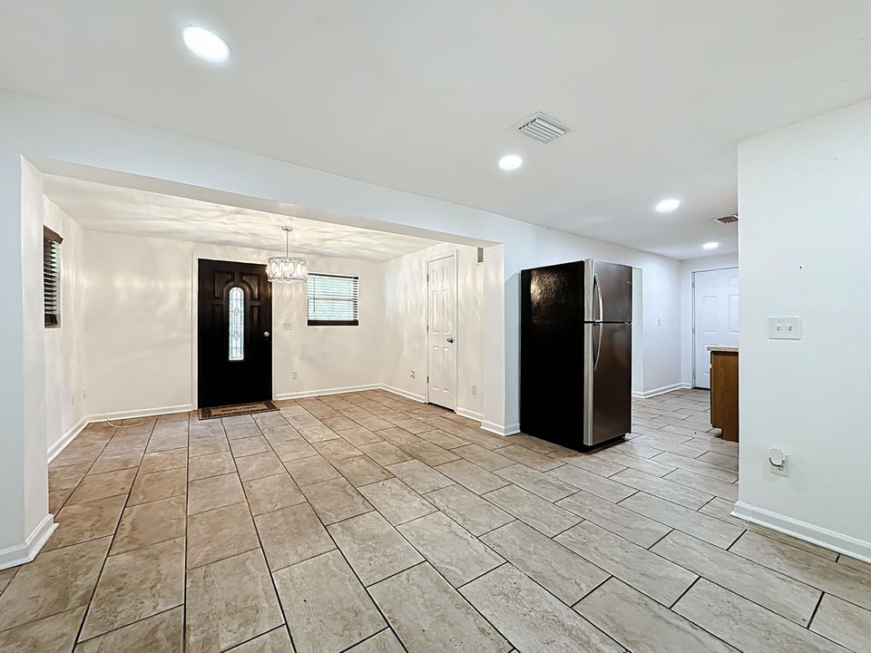 待售: $120,000 (3 贝兹, 1 浴室, 924 平方英尺)