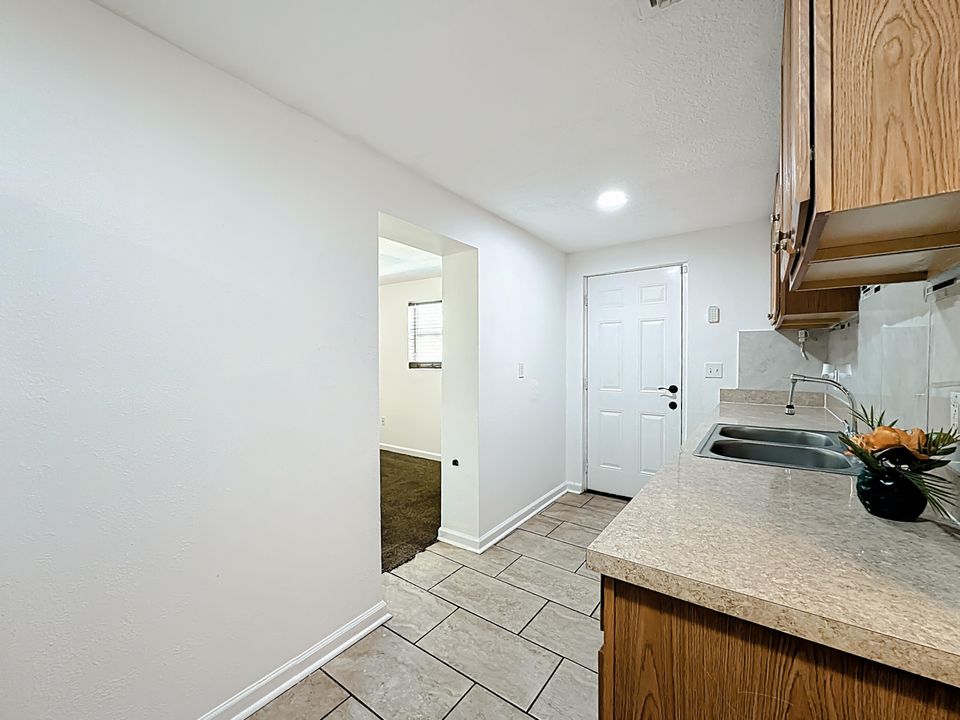 待售: $120,000 (3 贝兹, 1 浴室, 924 平方英尺)