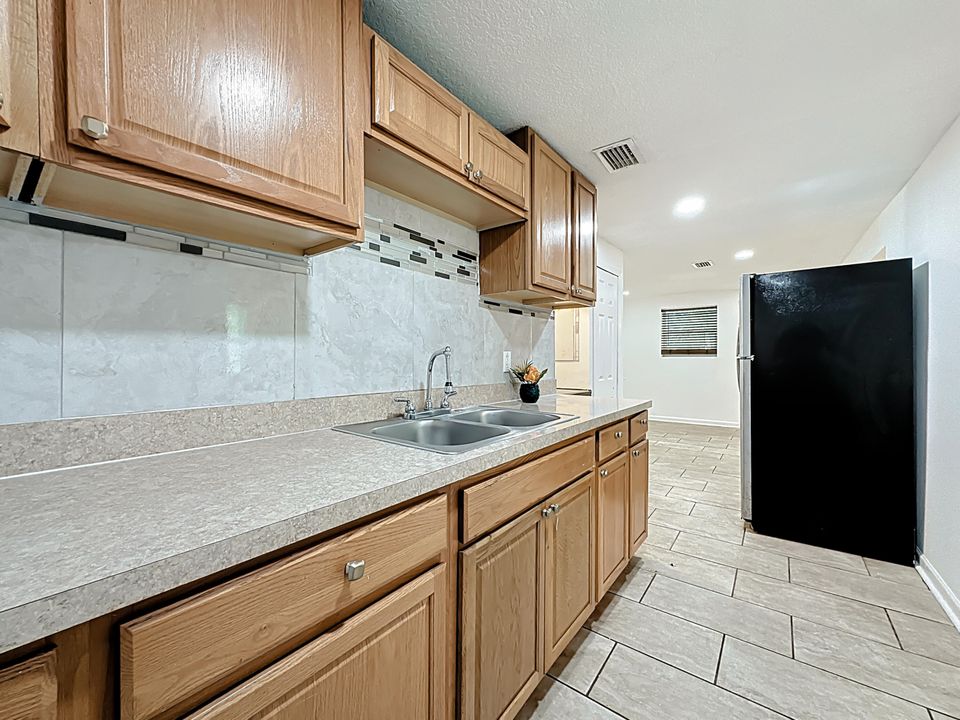 待售: $120,000 (3 贝兹, 1 浴室, 924 平方英尺)