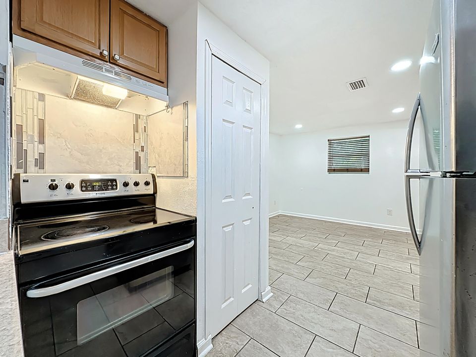 待售: $120,000 (3 贝兹, 1 浴室, 924 平方英尺)