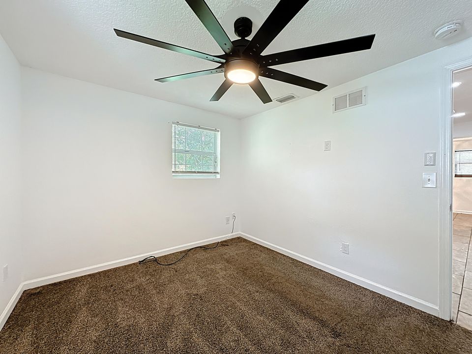 待售: $120,000 (3 贝兹, 1 浴室, 924 平方英尺)