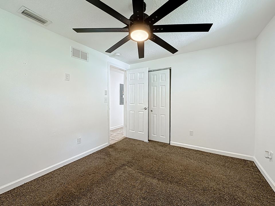 待售: $120,000 (3 贝兹, 1 浴室, 924 平方英尺)