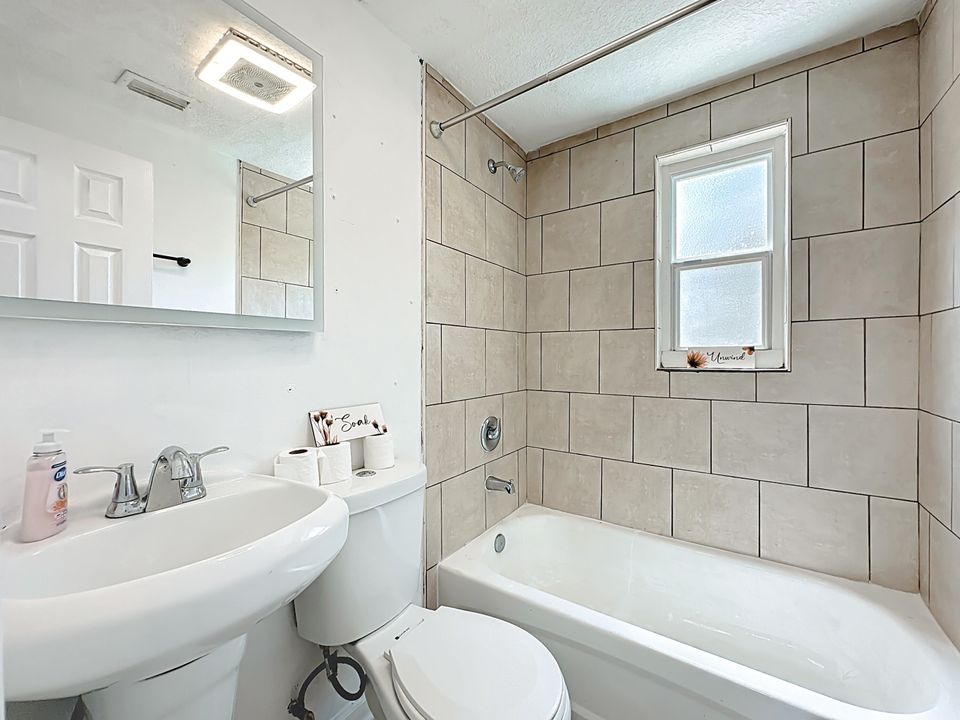 待售: $120,000 (3 贝兹, 1 浴室, 924 平方英尺)