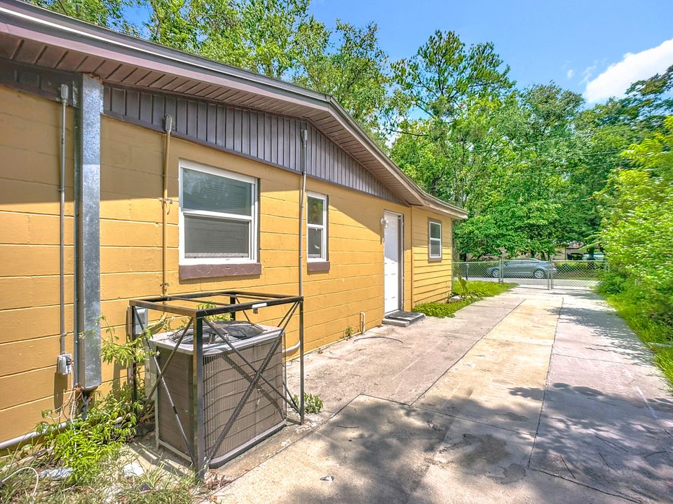 待售: $120,000 (3 贝兹, 1 浴室, 924 平方英尺)