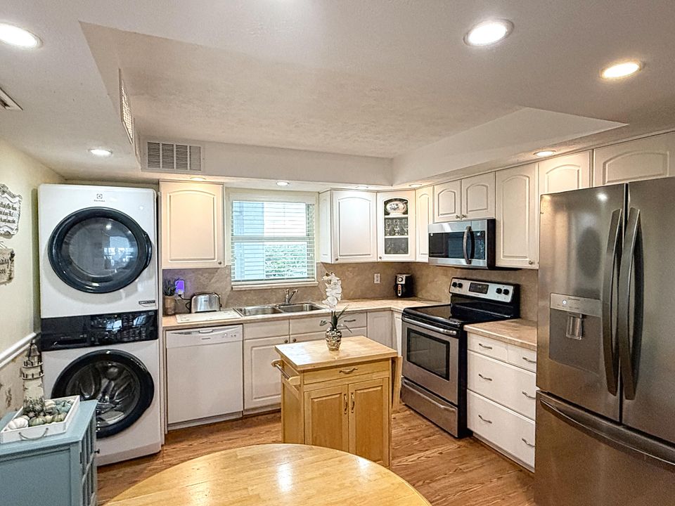 Active With Contract: $289,900 (2 beds, 2 baths, 1363 Square Feet)