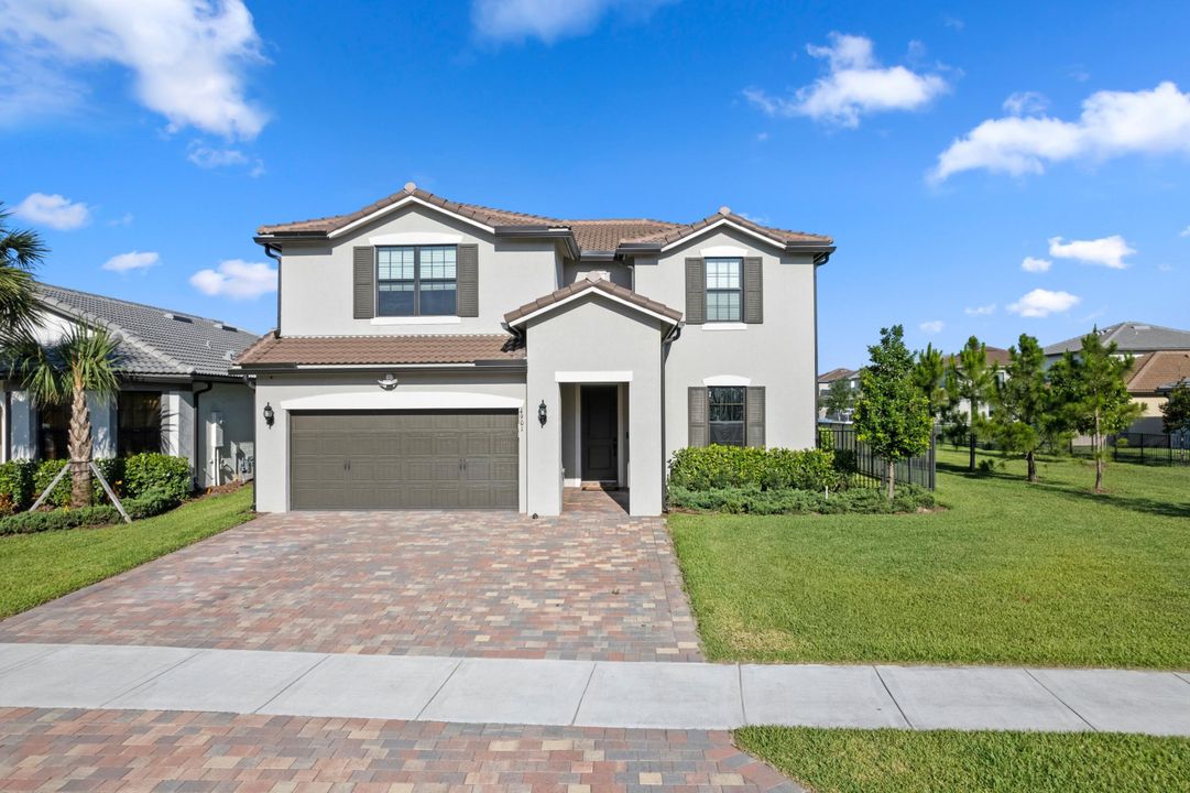 合同活跃: $4,000 (5 贝兹, 4 浴室, 2775 平方英尺)