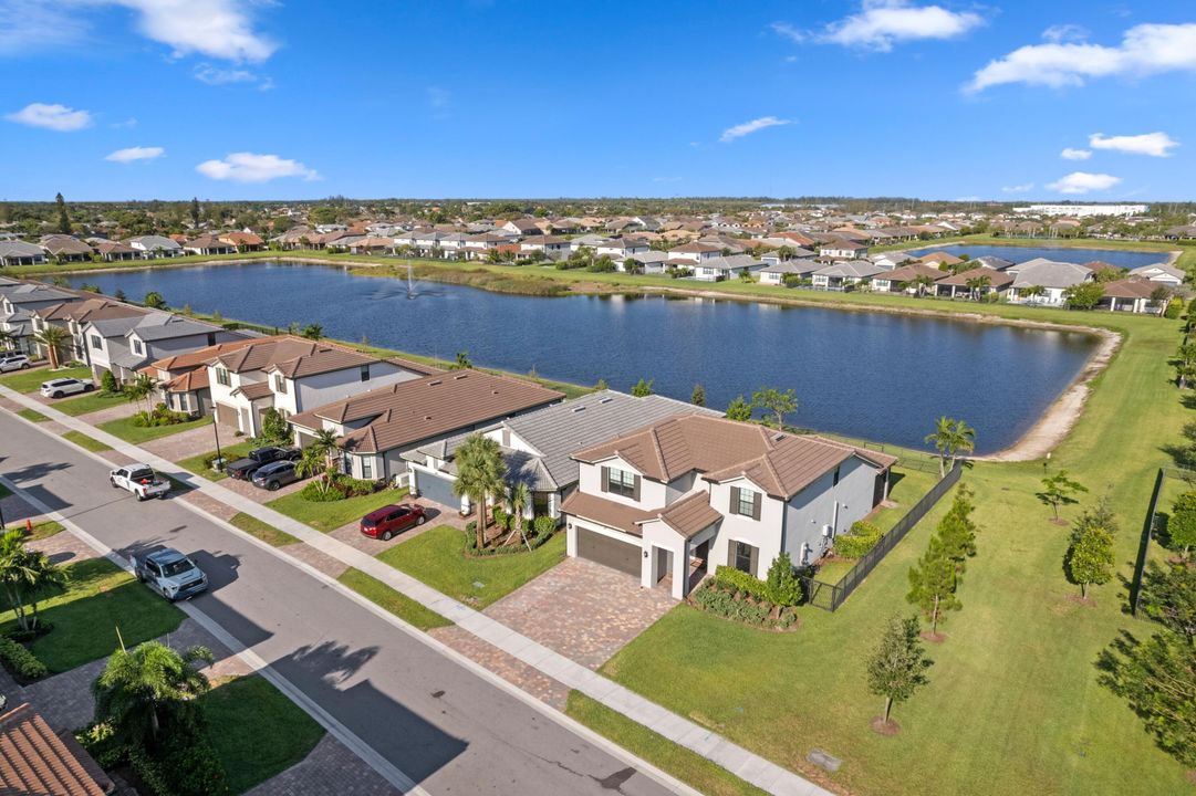 合同活跃: $4,000 (5 贝兹, 4 浴室, 2775 平方英尺)