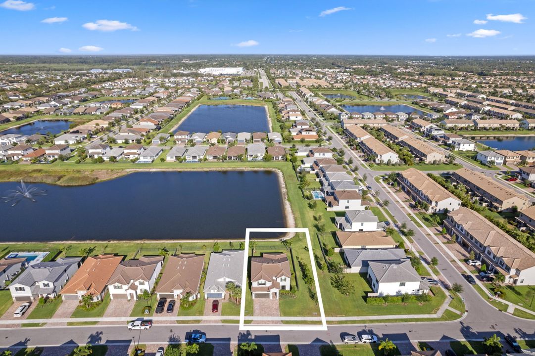 合同活跃: $4,000 (5 贝兹, 4 浴室, 2775 平方英尺)