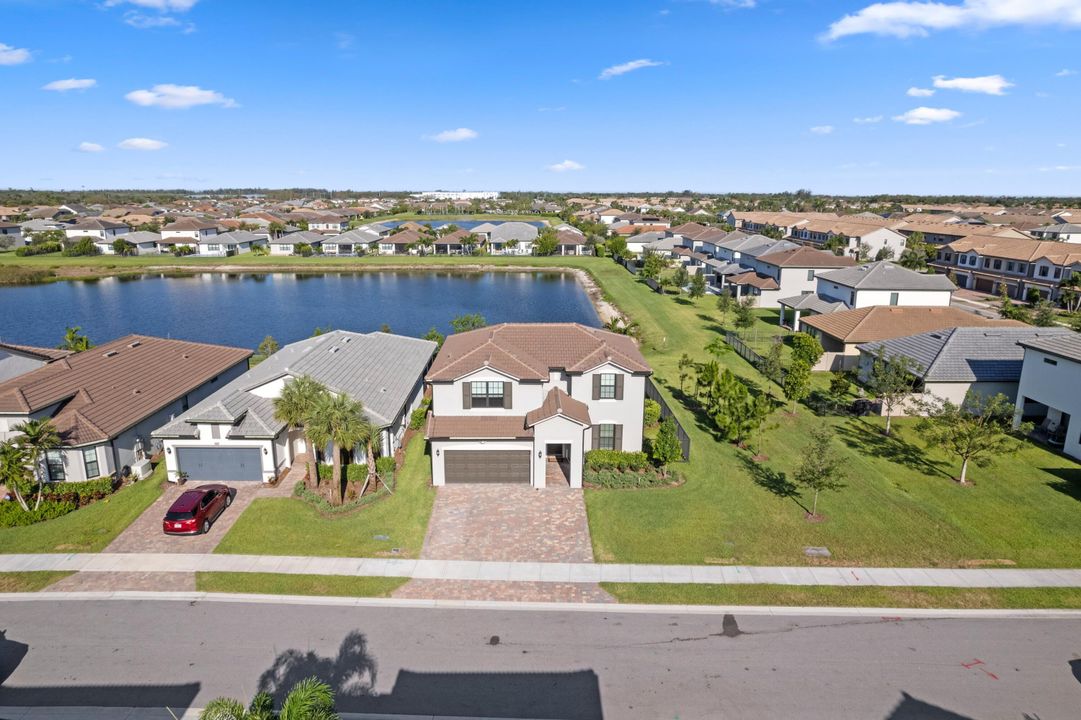 合同活跃: $4,000 (5 贝兹, 4 浴室, 2775 平方英尺)